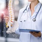 Una ortopedica specialista nella colonna vertebrale presso i nostri ambulatori